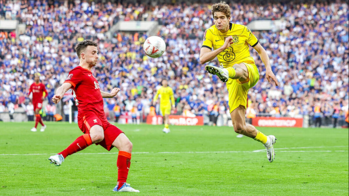 Marcos Alonso, con la camiseta amarilla del Chelsea, en un encuentro de la pasada temporada. 