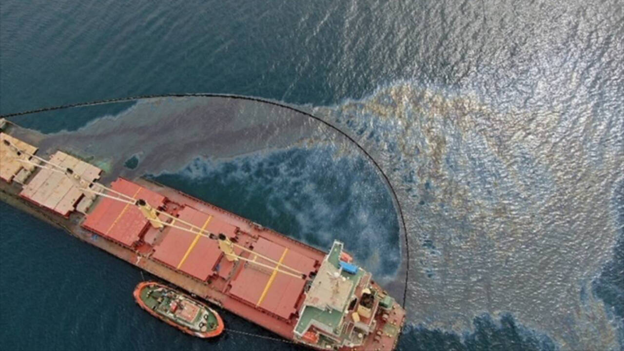 Vertido de fuel del buque granelero sehundido frente a Gibraltar.