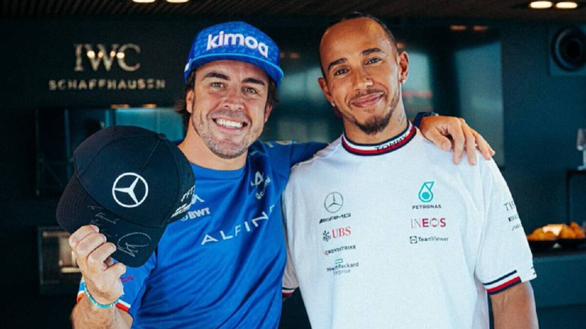 Alonso y Hamilton, sonrientes después de su amistosa conversación. 