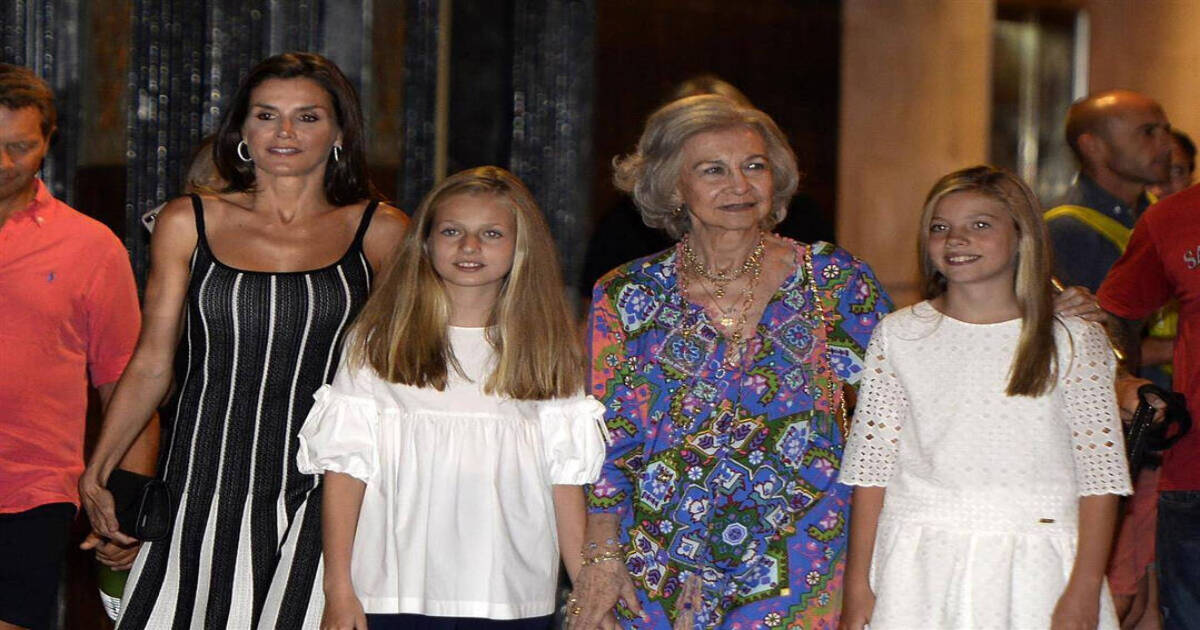 La reina Letizia y sus hijas junto a Doña Sofía