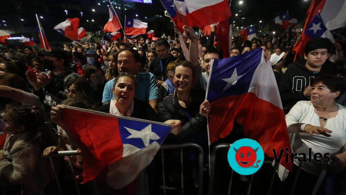Chilenos celebrando el rechazo al texto izquierdista 