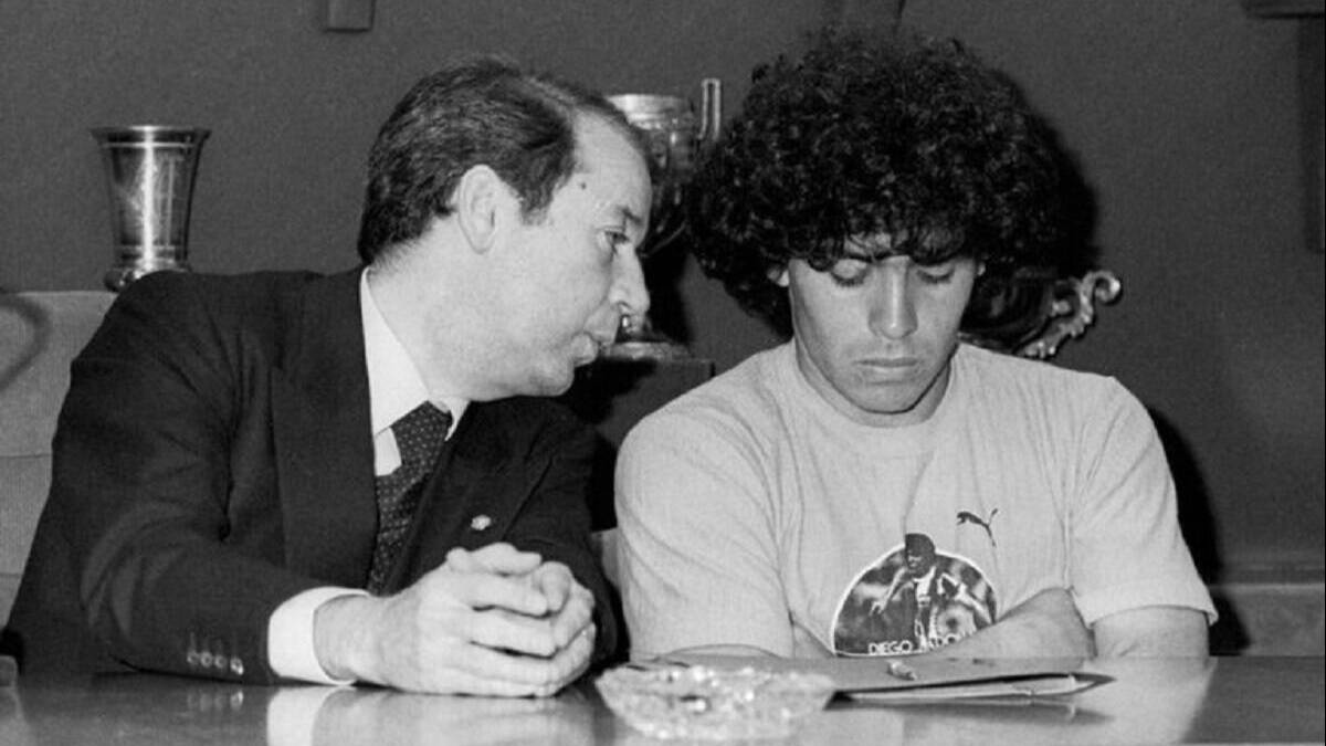 Diego Armando Maradona y Josep Lluís Nuñez, durante el acto de firma del contrato del jugador con el Barcelona, el 4 de junio de 1982.