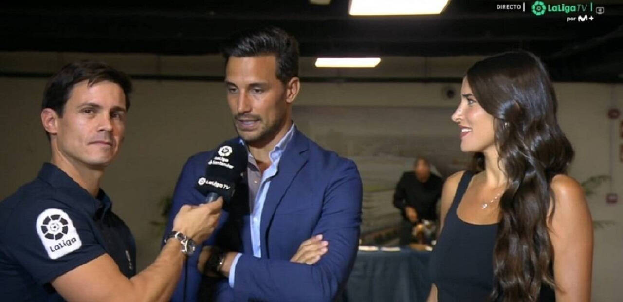 Edu Aguirre, entrevistando a Jaime Astrain y Lidia Torrent en el palco del Bernabéu el pasado sábado. 