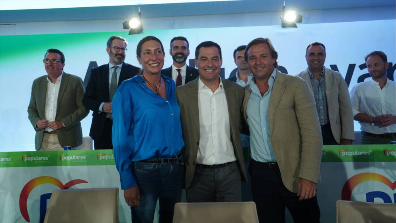 El presidente del PP-A, Juanma Moreno, junto a la secretaria general saliente, Loles López, y su relevo en el cargo, Antonio Repullo.
