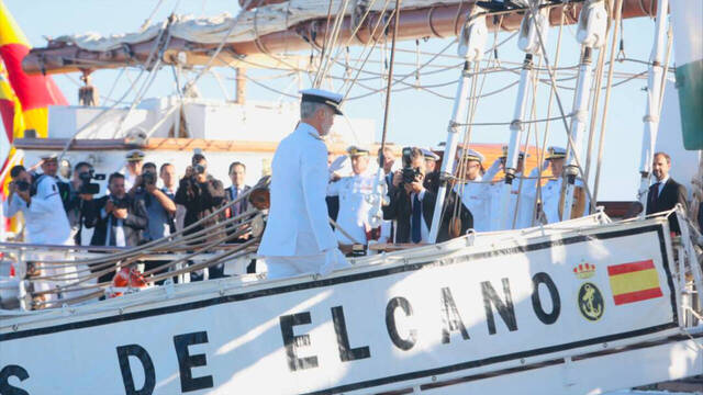 El Rey Felipe 'revive' la vuelta al mundo de Elcano desde Sanlúcar