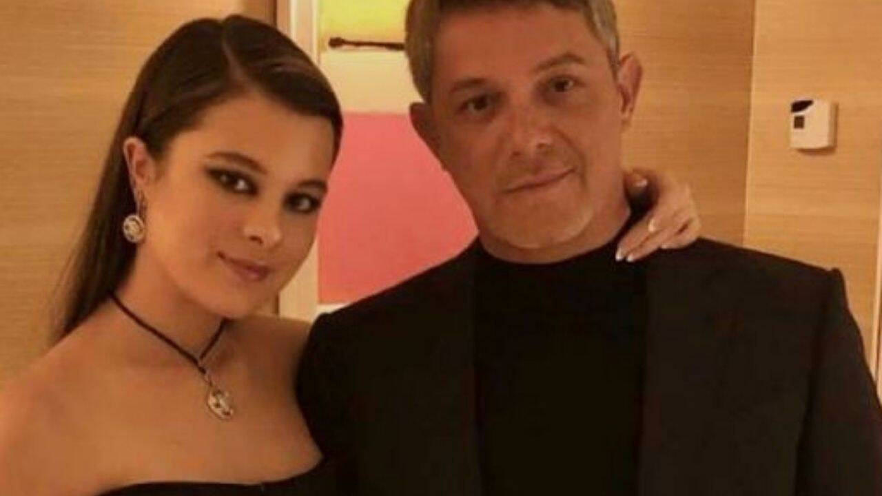 Manuela Sanz junto a su padre, Alejandro.