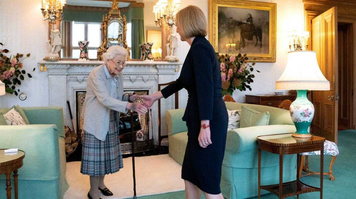 La reina Isabel II recibe a la primera ministra en su última foto