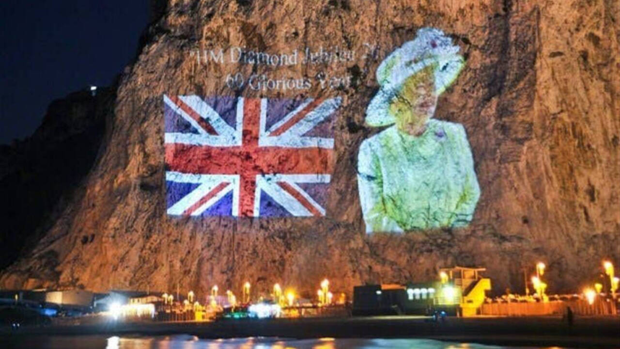 Imagen proyectada de la Reina Isabel sobre el Peñón de Gibraltar al conocer su delicado estado de salud y antes de su fallecimiento.