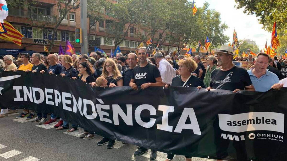 El concejal de Compromís, en el centro con camiseta de país valencià, preside la pancarta de la manifestación independentista de la Diada