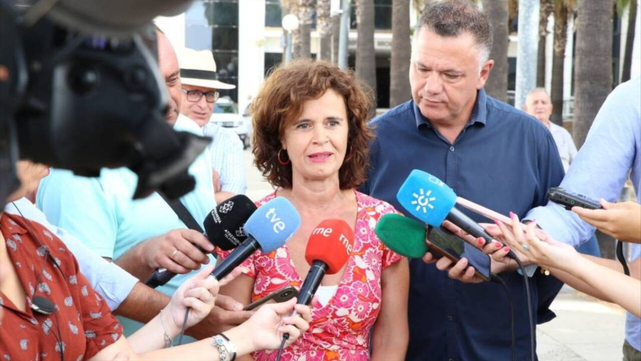 La presidenta de Más País Andalucía y diputada, Esperanza Gómez, junto al también diputado de Por Andalucía, Juan Antonio Delgado de Podemos, ambos miembros de Por Andalucía.