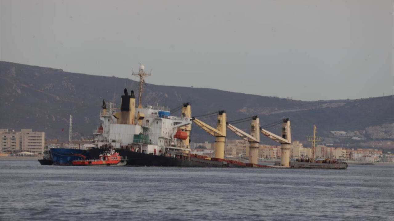 El buque mercante OS35 que permanece semihundido frente a Gibraltar.