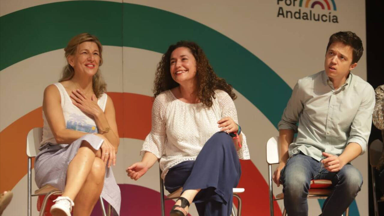 La portavoz de Por Andalucía, Inmaculada Nieto, durante la campaña electoral con Yolanda Díaz e Íñigo Errejón.