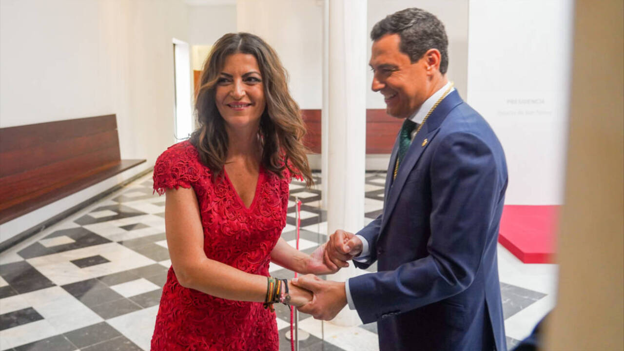 El presidente de la Junta de Andalucía, Juanma Moreno, saludando a la exdiputada de Vox, Macarena Olona.