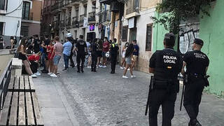 Alicante tramita 928 denuncias por botellón en el Barrio y Playa de San Juan 