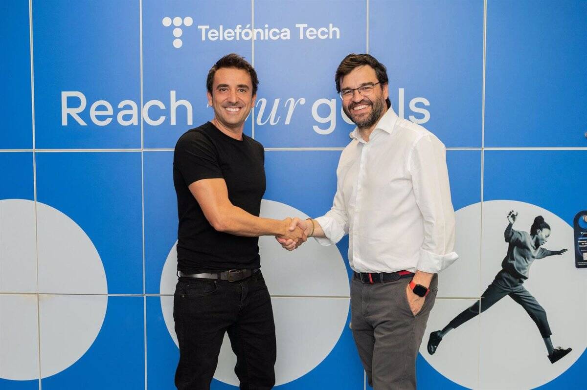 El fundador y consejero delegado de Sherpa.Ai, Xabi Uribe-Etxebarria; y el consejero delegado de IoT y Big Data de Telefónica Tech, Gonzalo Martín-Villa.