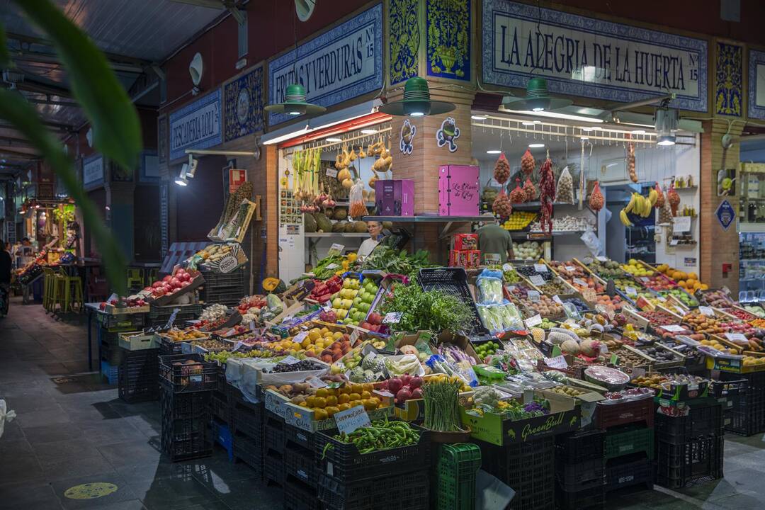 Un puesto de frutas sin clientes en un mercado de abastos - María José López - EUROPAPRESS