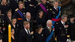 Felipe VI y Juan Carlos I se sientan juntos pese a la campaña contra la Corona