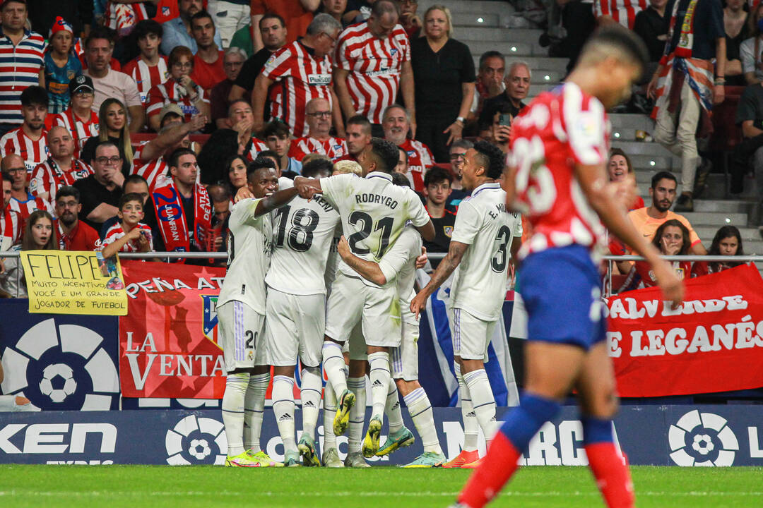El Real Madrid celebra uno de los goles ante la afición del Atlético.