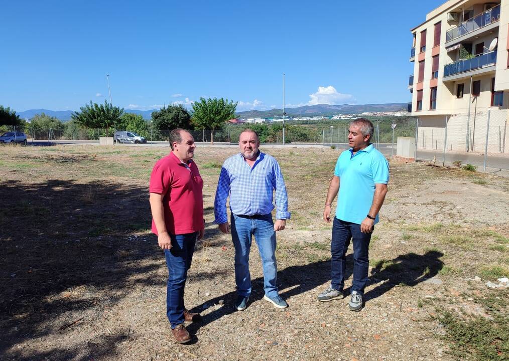 El alcalde, Vicente Pallarés, em el solar junto a los concejales Julián Torner y
Eduardo Barberá - AJUNTAMENT DE SANT JOAN DEL MORÓ