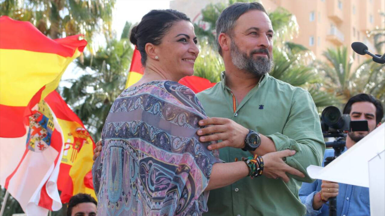 El presidente nacional de Vox, Santiago Abascal, y la exdiputada, Macarena Olona, durante un mitin en Andalucía.