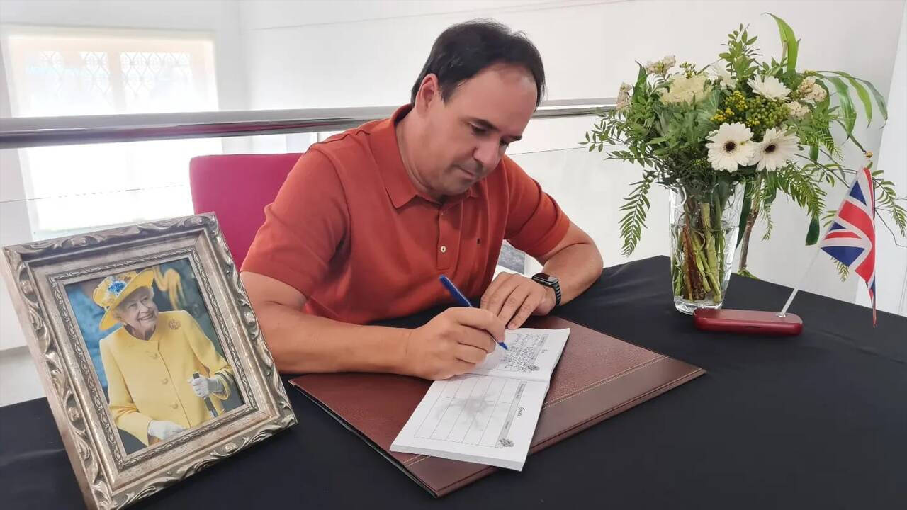 El alcalde de Finestrat, Juanfran Pérez Llorca, firmando en el libro de condolencias