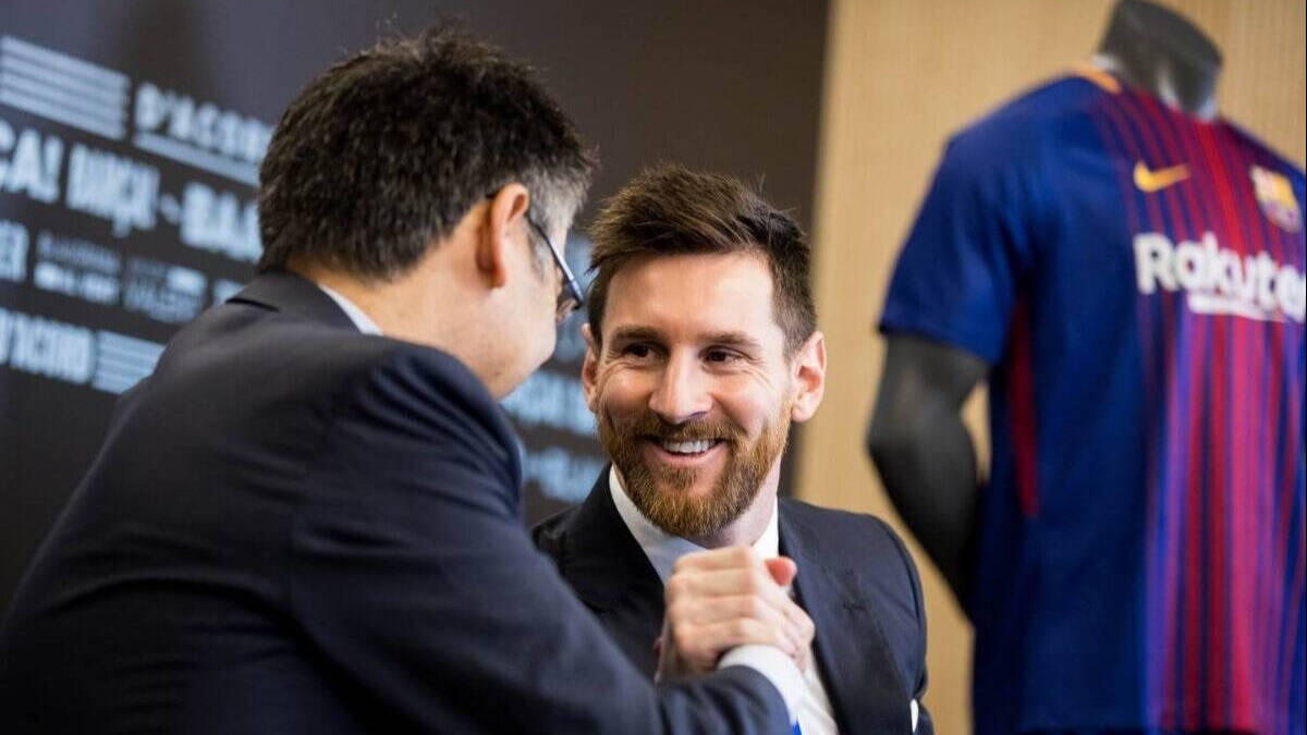 Josep María Bartomeu y Leonel Messi, en la renovación de contrato de 2017. 