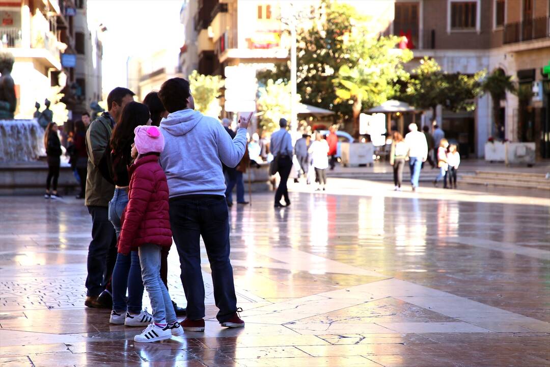 Turistas en la Plaza de la Virgen.