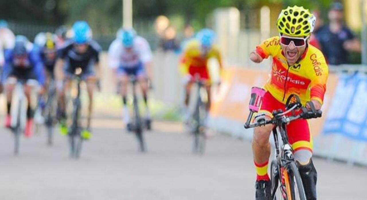 Imagen de Ricardo Ten, ciclista discapacitado, alzándose con la victoria en un mundial de ciclismo adaptado - CÓMITE PARALÍMPICO ESPAÑOL 