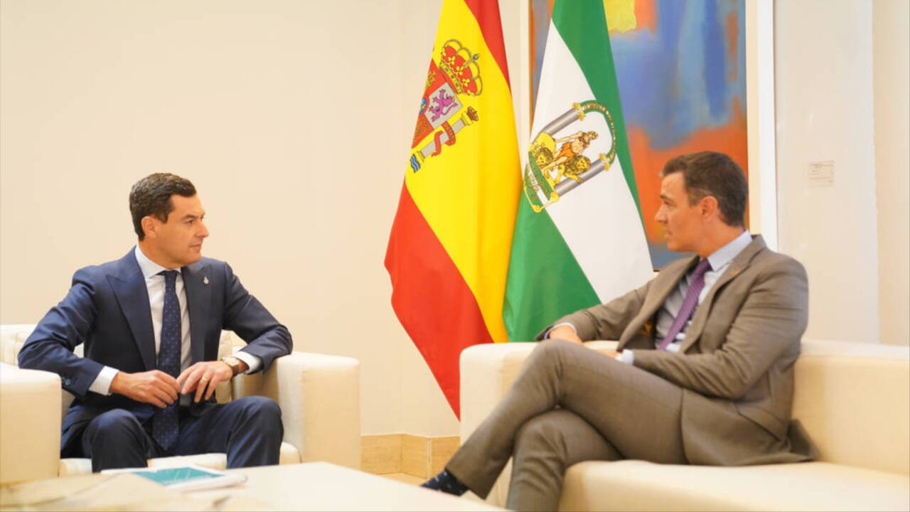 El presidente del Gobierno, Pedro Sánchez, durante la reunión que mantuvo con el presidente andaluz, Juanma Moreno, en Moncloa en el mes de julio.