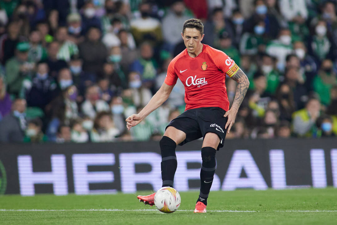 Raíllo controla un balón durante un partido con el RCD Mallorca.