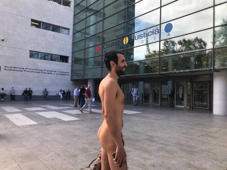 El joven naturista, a las puertas de la Ciudad de la Justicia de València - EUROPA PRESS