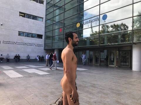 Se presenta desnudo en el juzgado para reivindicarlo como “práctica legal”