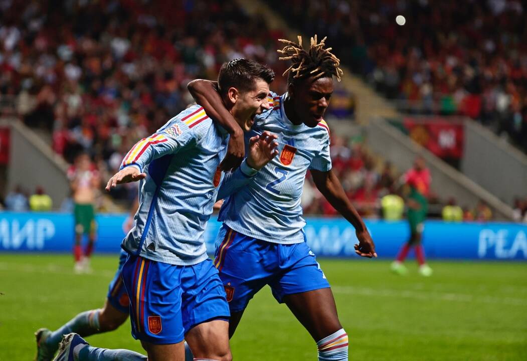 Morata celebra el gol ante Portugal junto a Nico Williams.