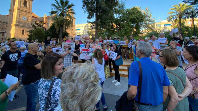 Multitudinaria protesta contra la gestión sanitaria de Ximo Puig