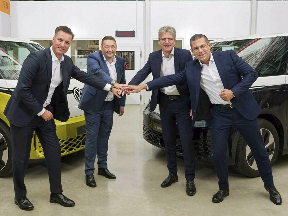 De izquierda a derecha: el consejero de Tecnología de Volkswagen, Thomas Schmall; el jefe de compras de Volkswagen, Jorg Teichmann; el vicepresidente de Energía y Superficies de Umicore, Ralph Kiessling; y el consejero delegado de Umicore, Mathias Miedreich.