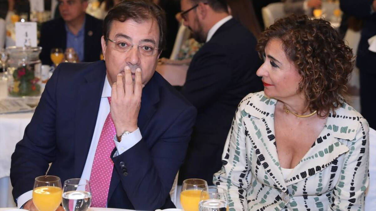 La ministra de Hacienda y Función Pública, María Jesús Montero, y el presidente de la Junta de Extremadura, Guillermo Fernández Vara