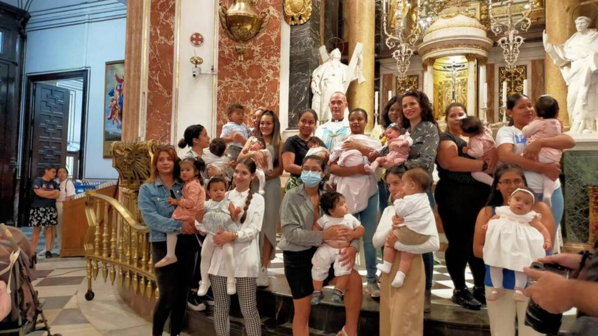 Madres y bebés atendidos por Provida en la Basílica de la Virgen