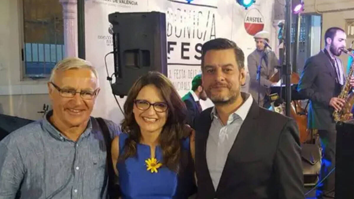 Carlos Galiana con Joan Ribó y Mónica Oltra