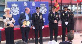 El líder de España 2000 condecorado por la Policía Nacional