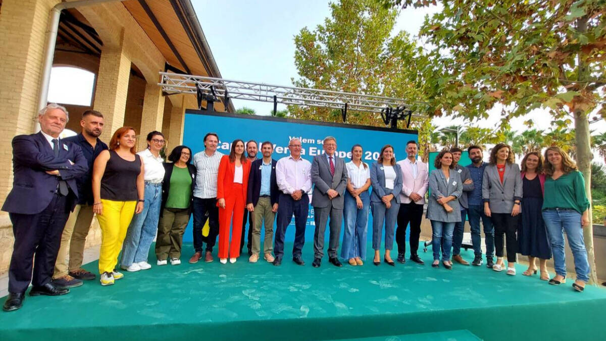 Joan Ribó con los concejales de Compromís junto a Puig y los ediles del PSOE