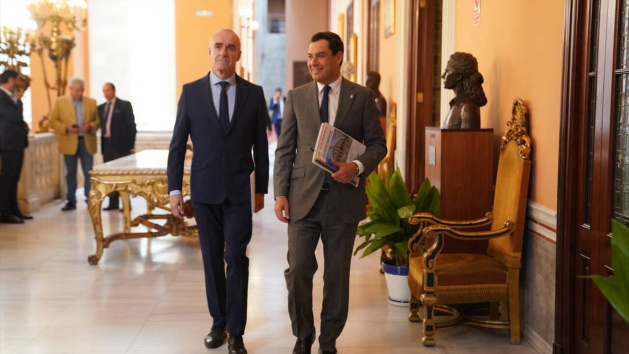 El presidente de la Junta de Andalucía, Juanma Moreno, junto al alcalde de Sevilla, Antonio Muñoz, durante la visita institucional al Ayuntamiento.
