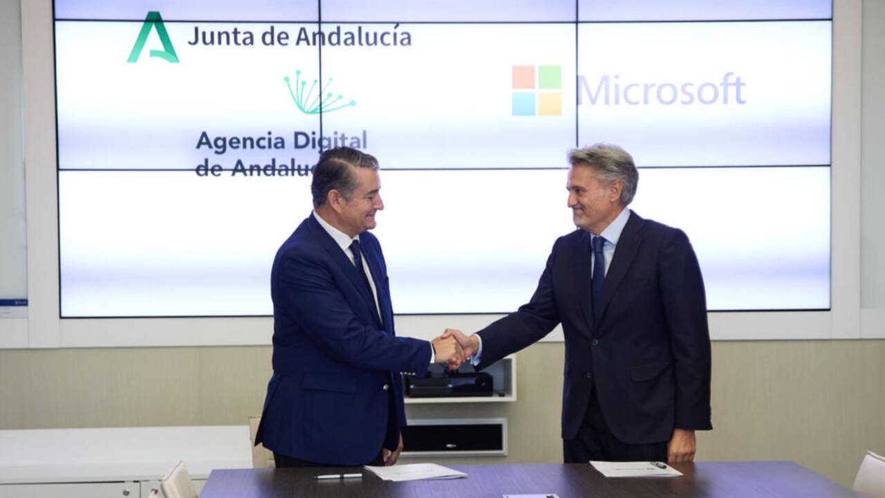 El consejero de Presidencia de la Junta de Andalucía, Antonio Sanz (PP),y el presidente de Microsoft España, Alberto Granados.