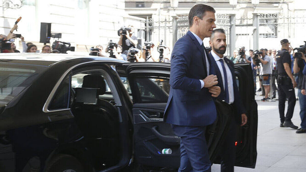 Pedro Sánchez bajando de un coche oficial