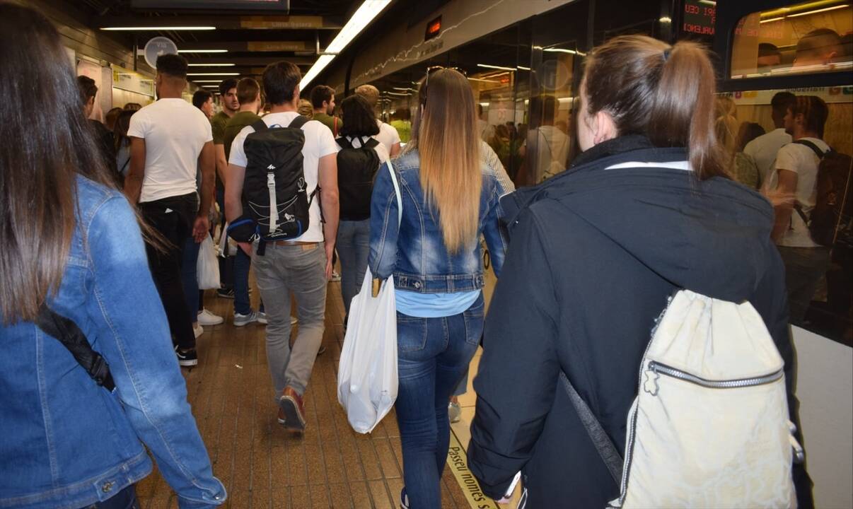 Personas usuarias en una estación de Metroavlencia.