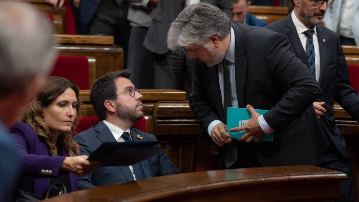 Pere Aragonès charla con el portavoz de Junts en el Parlament
