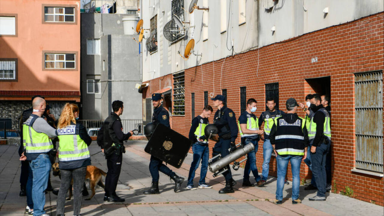 Operativo policial en la barriada del Príncipe en Ceuta.