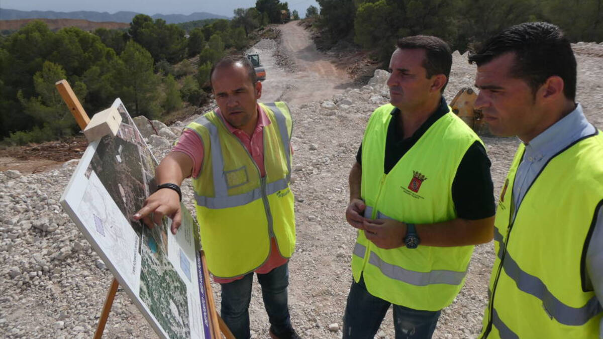Bernabé Cano, alcalde de La Nucia, en el centro de la imagen, visitando las obras del nuevo depósito general del agua que se esta construyendo en el municipio.