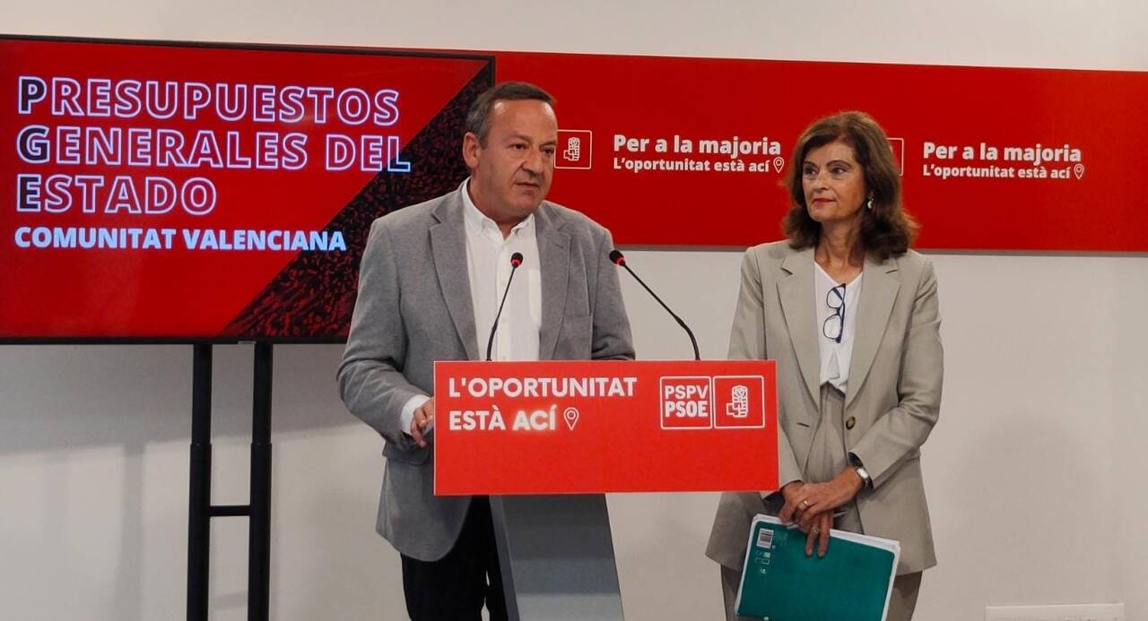 El diputado del PSPV-PSOE en el Congreso, Vicent Sarrià, y la también diputada socialista en la Cámara Baja, Ana Botella.