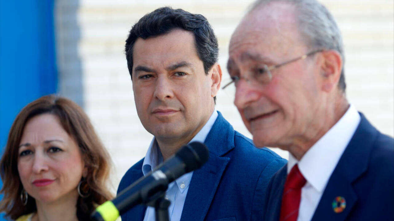 En el centro el presidente de la Junta y del PP-A, Juanma Moreno, junto al alcalde de Málaga, Francisco de la Torre, y la presidenta del PP de Málaga, Patricia Navarro.