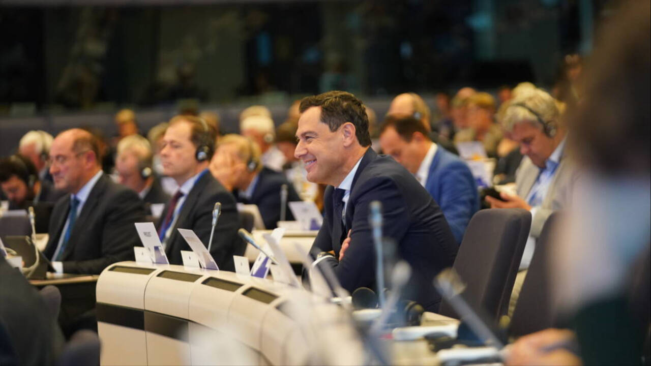 El presidente de la Junta de Andalucía, Juanma Moreno, en el pleno del Comité de las Regiones de la UE (Bruselas).
